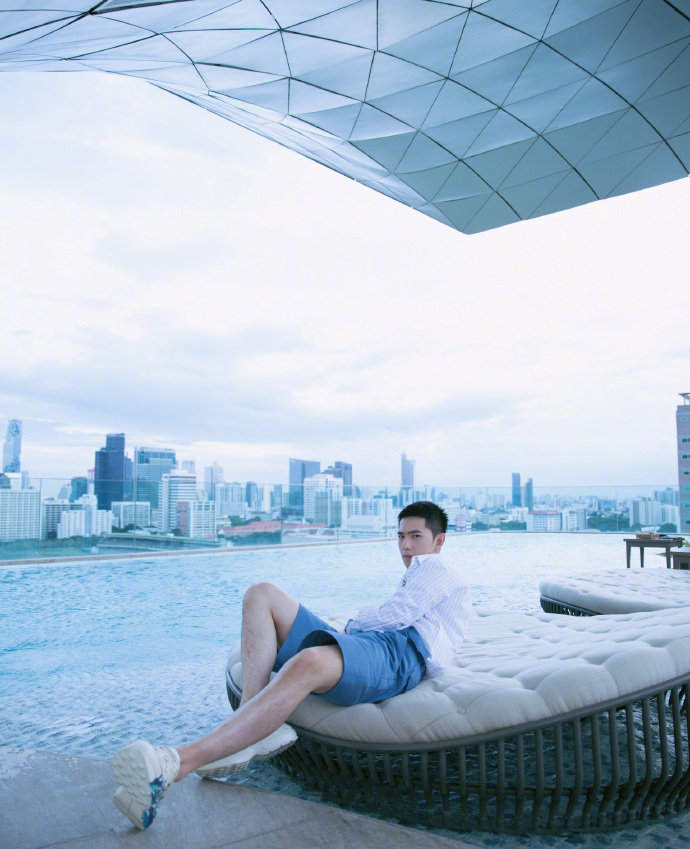 杨洋越来越man了,花哨衬衫五分短裤阳刚帅气,剪寸头都是校草级