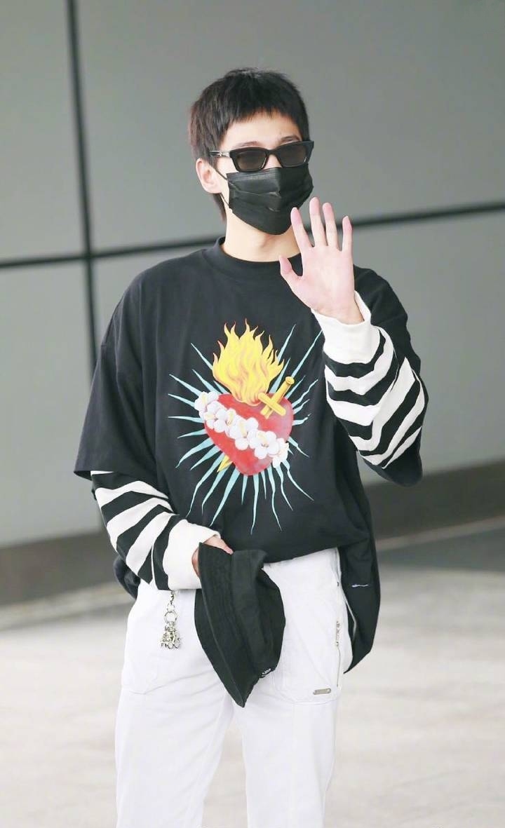 杨洋越来越man了,花哨衬衫五分短裤阳刚帅气,剪寸头都是校草级