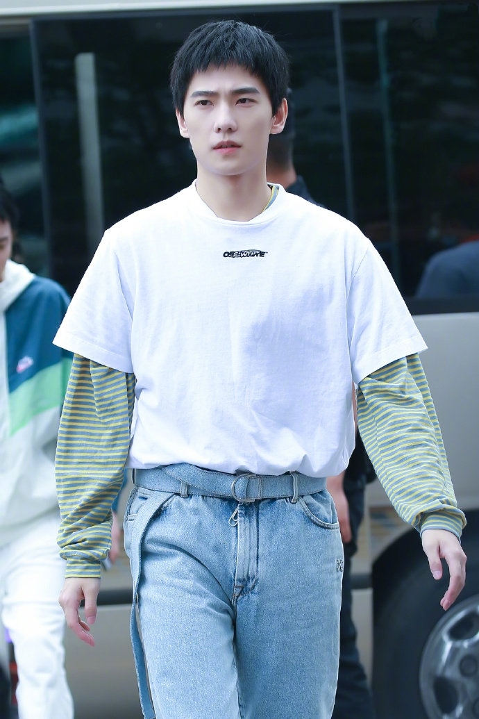 杨洋越来越man了,花哨衬衫五分短裤阳刚帅气,剪寸头都是校草级