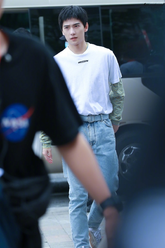 杨洋越来越man了,花哨衬衫五分短裤阳刚帅气,剪寸头都是校草级