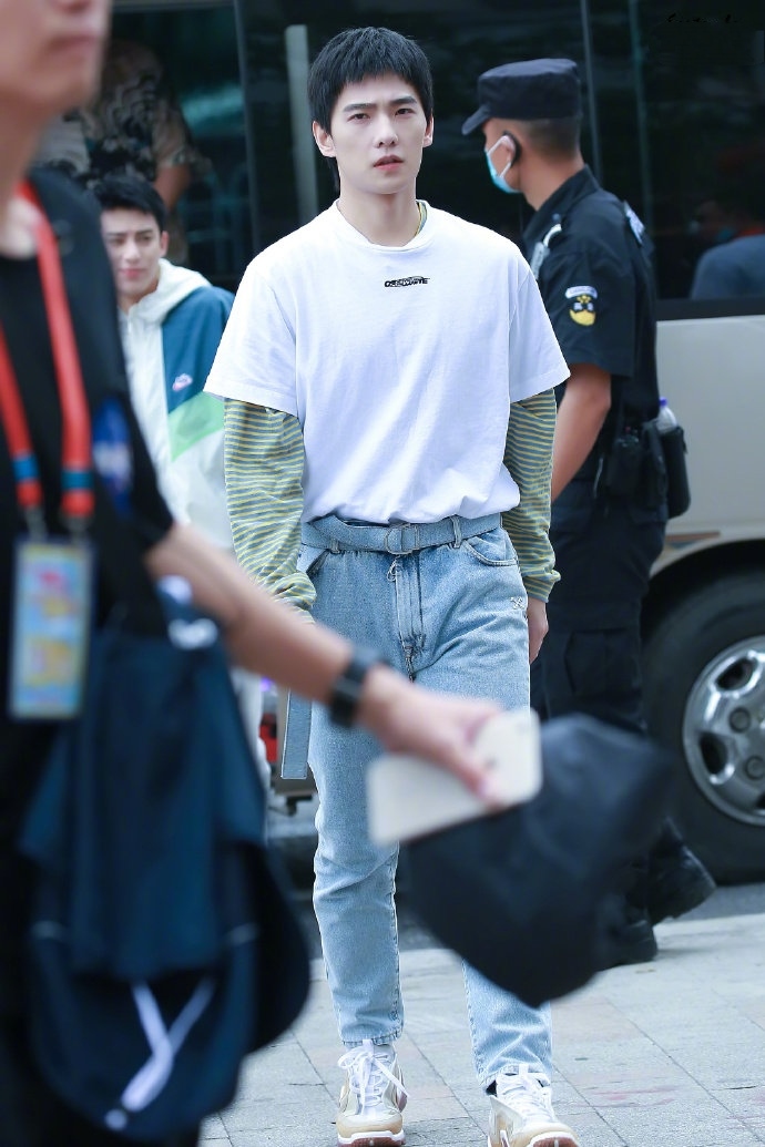 杨洋越来越man了,花哨衬衫五分短裤阳刚帅气,剪寸头都是校草级