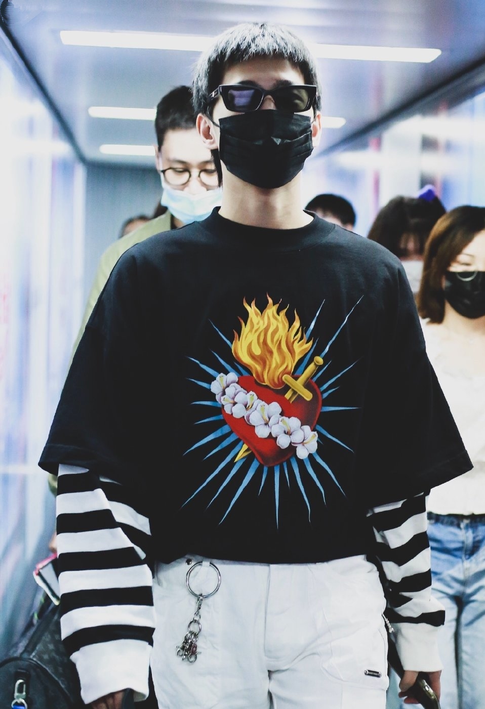 杨洋越来越man了,花哨衬衫五分短裤阳刚帅气,剪寸头都是校草级