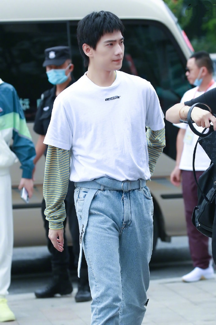 杨洋越来越man了,花哨衬衫五分短裤阳刚帅气,剪寸头都是校草级