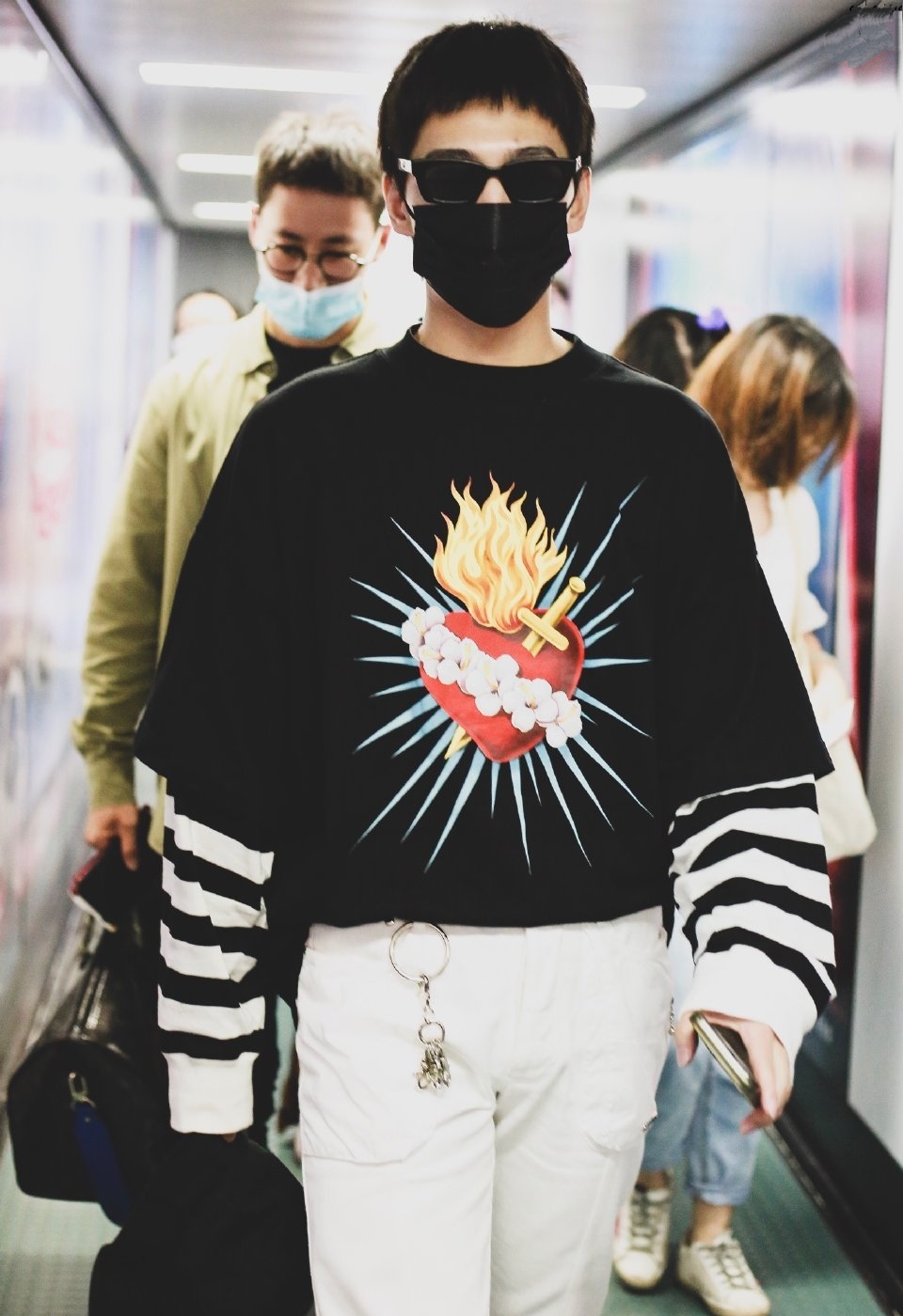 杨洋越来越man了,花哨衬衫五分短裤阳刚帅气,剪寸头都是校草级