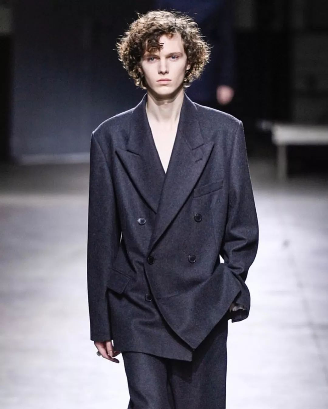 本季度最火男模是他,19岁的比利时小将,宛如油画中的男孩