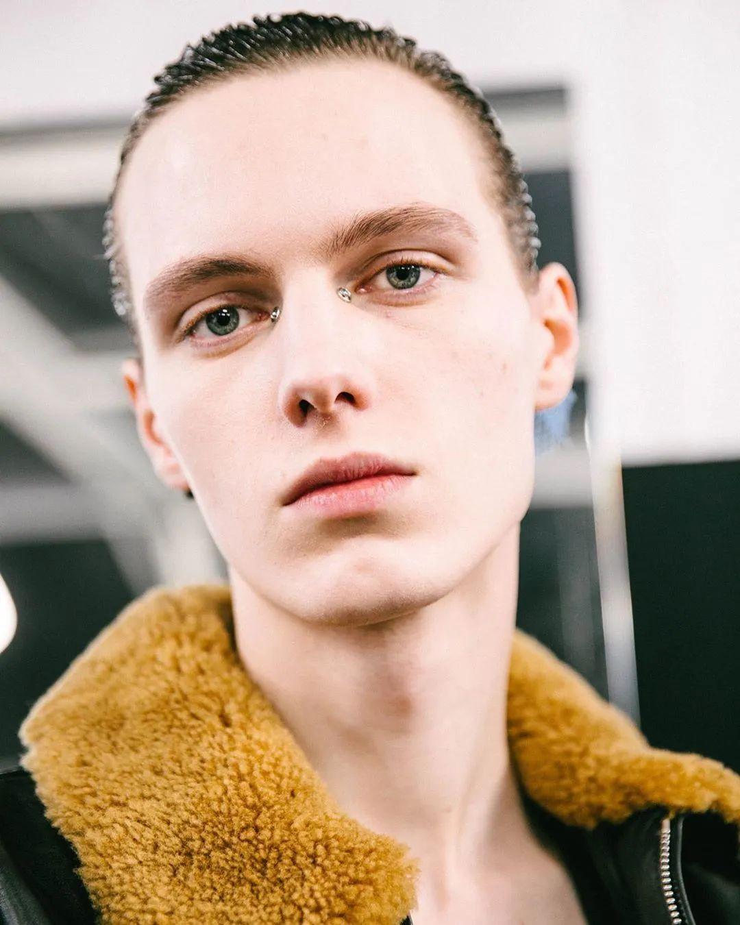 本季度最火男模是他,19岁的比利时小将,宛如油画中的男孩