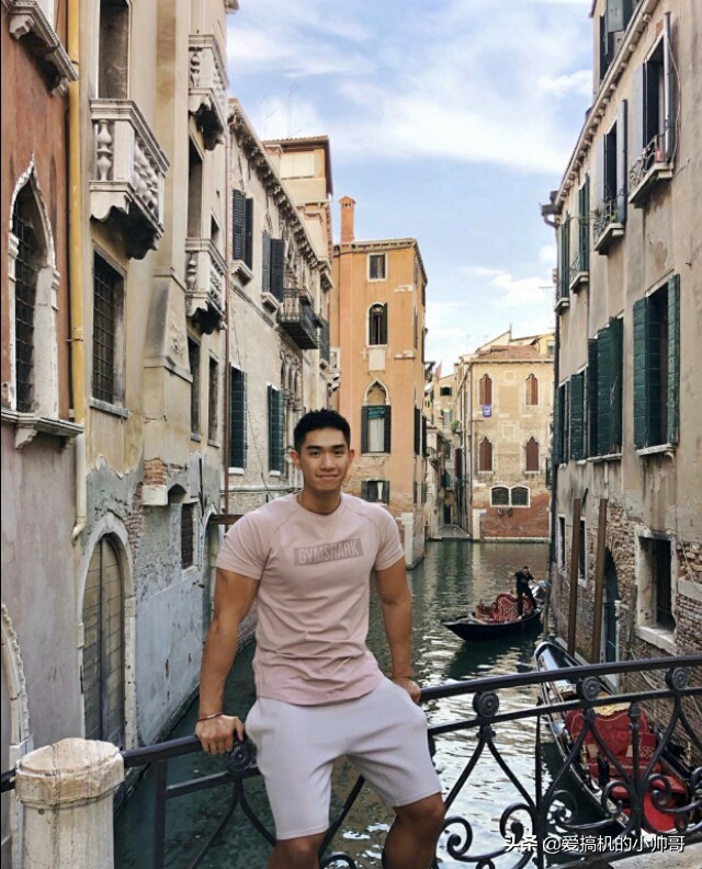 86年港姐亚军吴婉芳因二儿子登上热搜,高大健体,才貌出众!