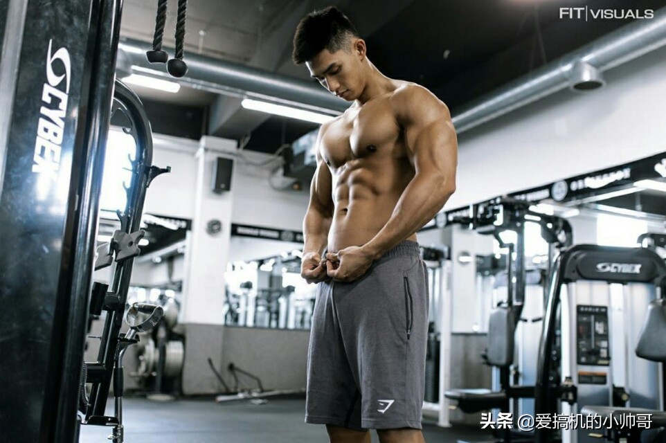 86年港姐亚军吴婉芳因二儿子登上热搜,高大健体,才貌出众!