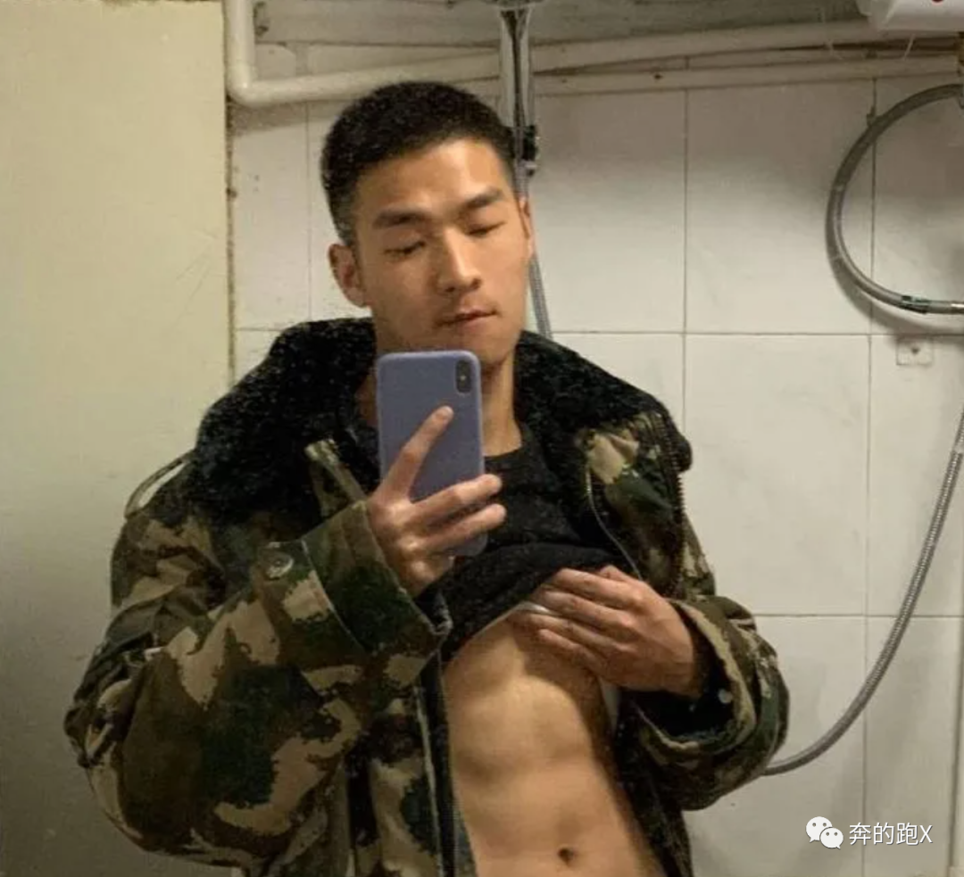 大鼻子爷们兵哥哥浴室自拍,爱了