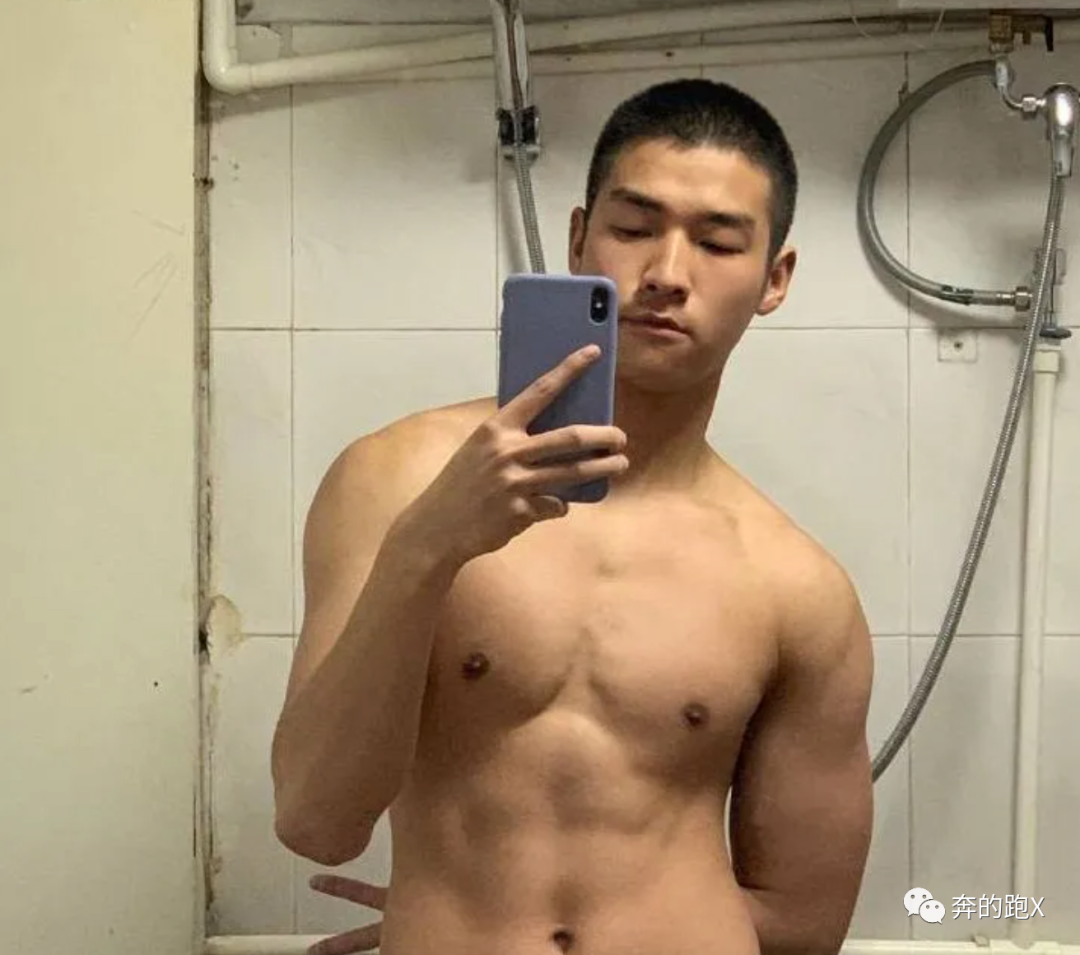 大鼻子爷们兵哥哥浴室自拍,爱了