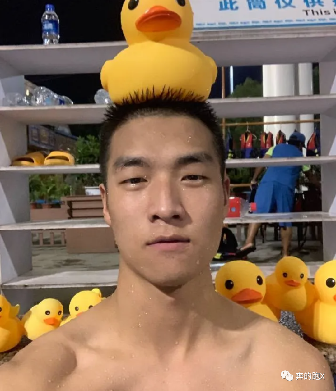 大鼻子爷们兵哥哥浴室自拍,爱了