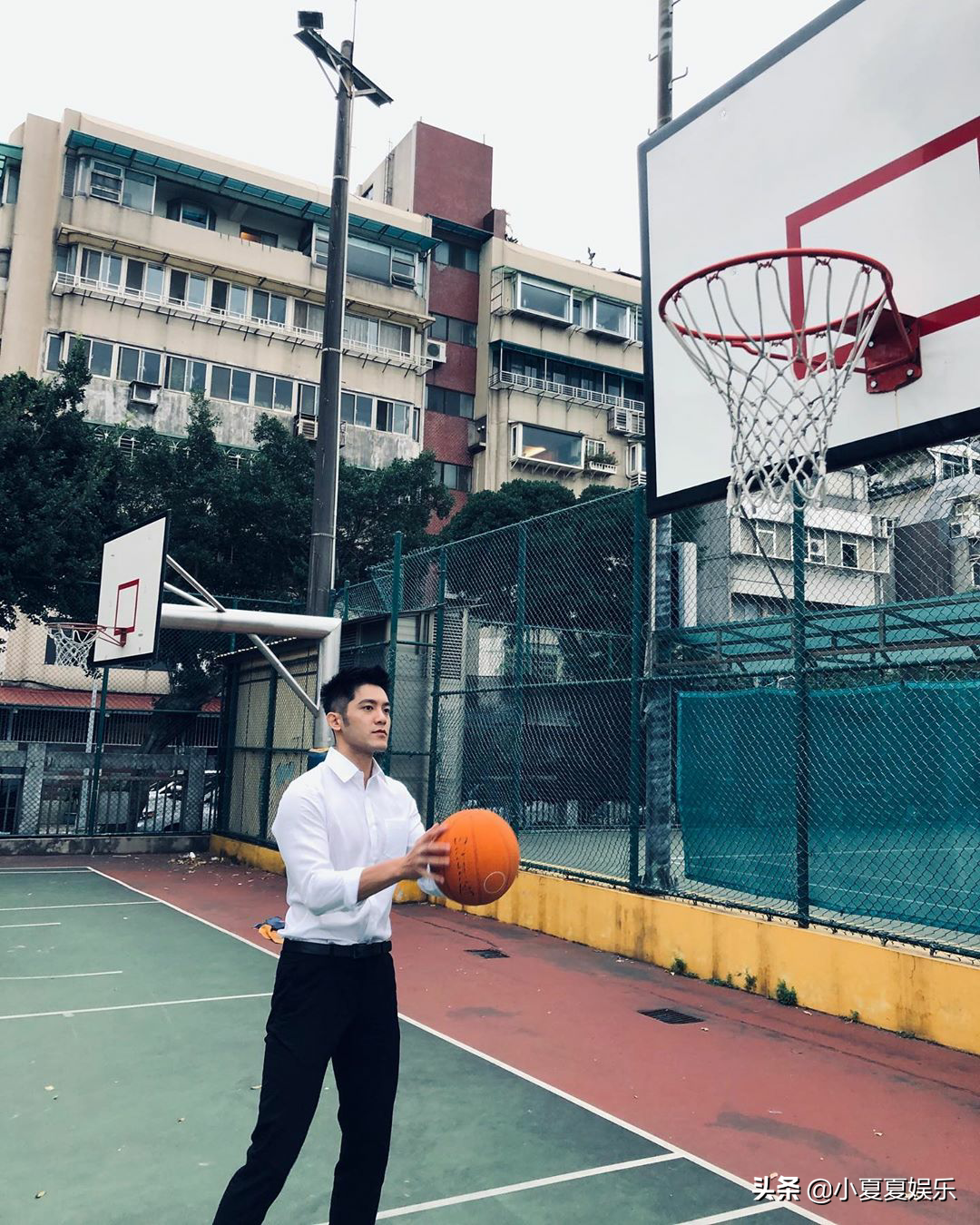 篮球场偶遇西装小哥哥,身手显得十分抢眼,有别样风味