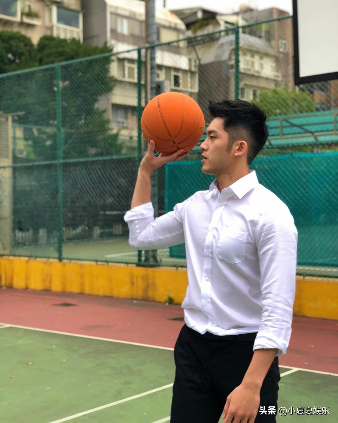 篮球场偶遇西装小哥哥,身手显得十分抢眼,有别样风味