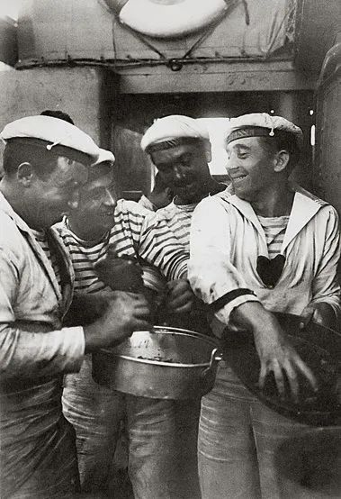 男士穿条纹T恤很小气?那是你对它不了解,这样穿优雅时髦