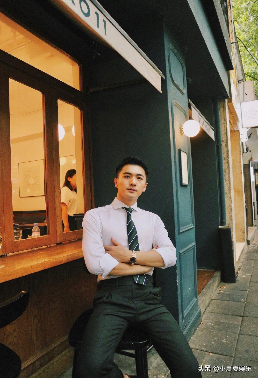 街边偶遇西装小哥哥,太帅了,笑容也十分阳光