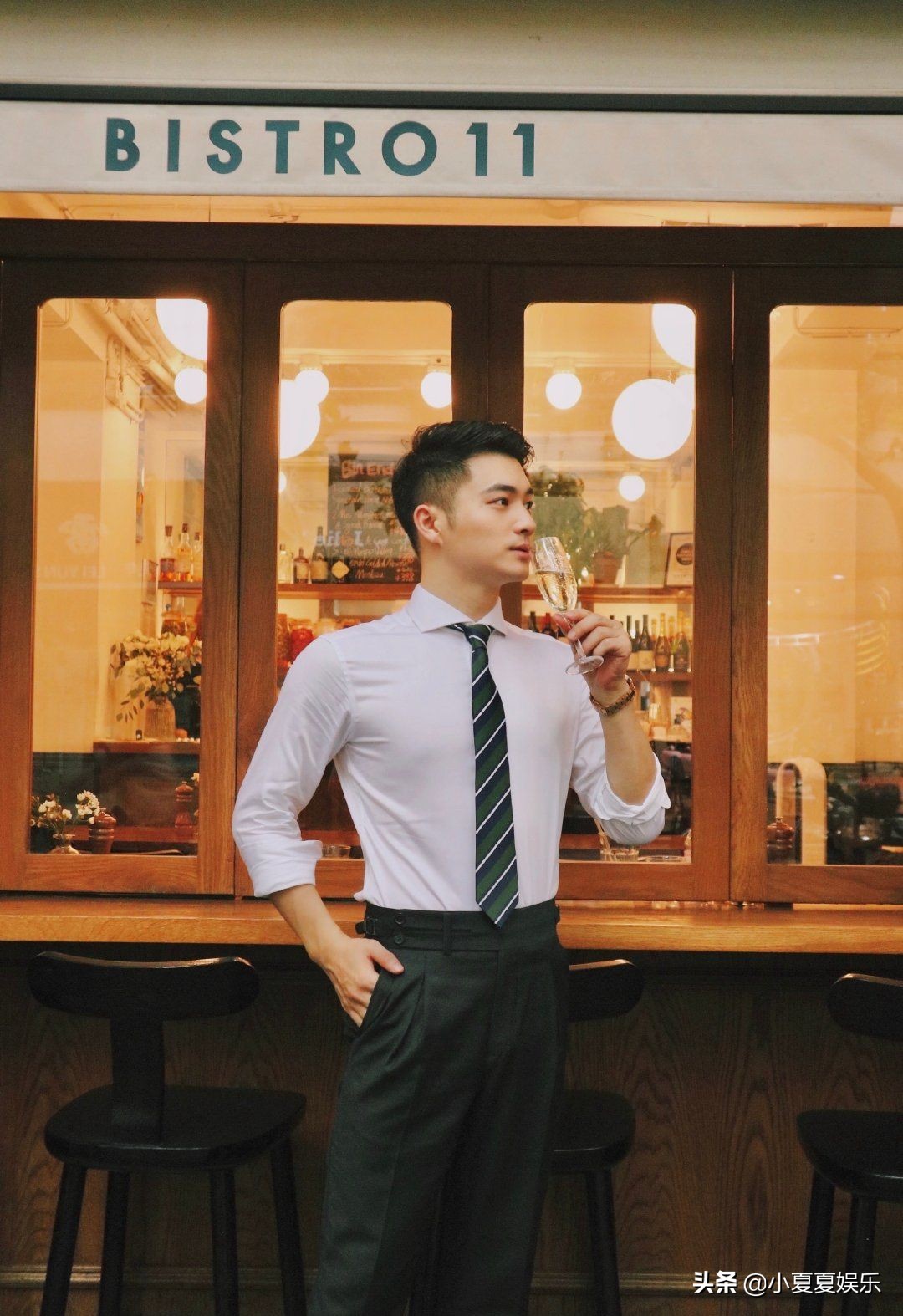 街边偶遇西装小哥哥,太帅了,笑容也十分阳光