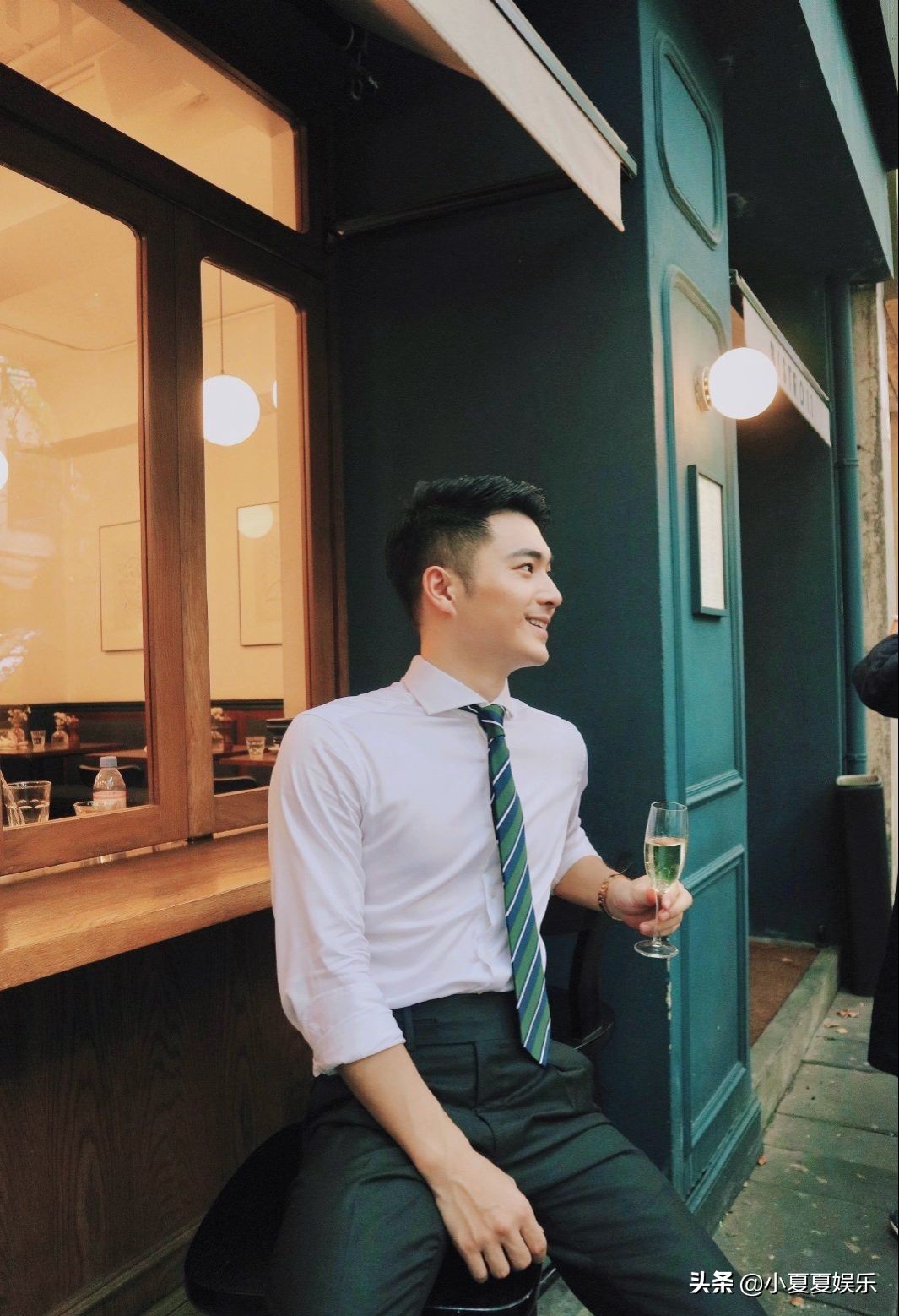 街边偶遇西装小哥哥,太帅了,笑容也十分阳光