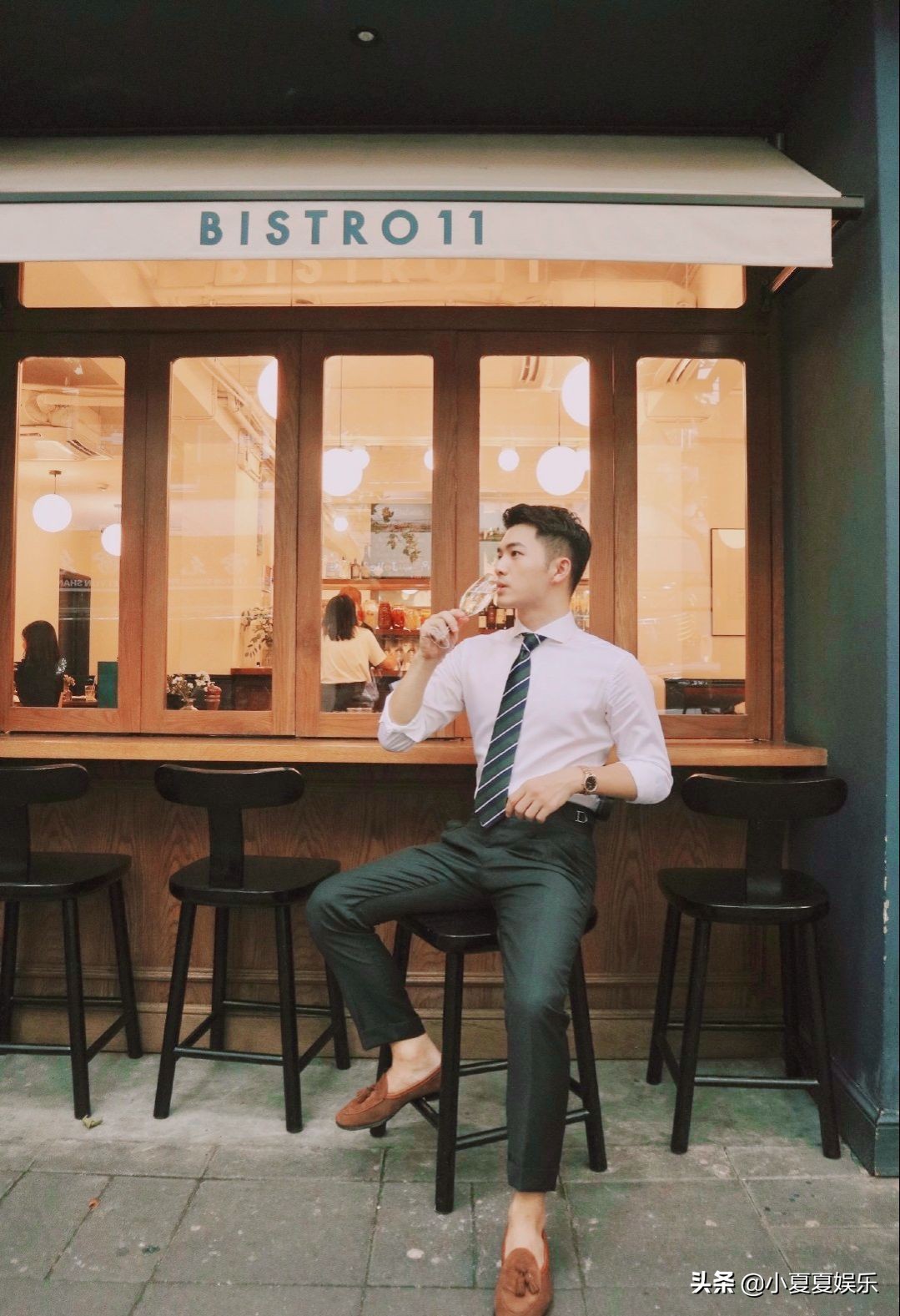 街边偶遇西装小哥哥,太帅了,笑容也十分阳光