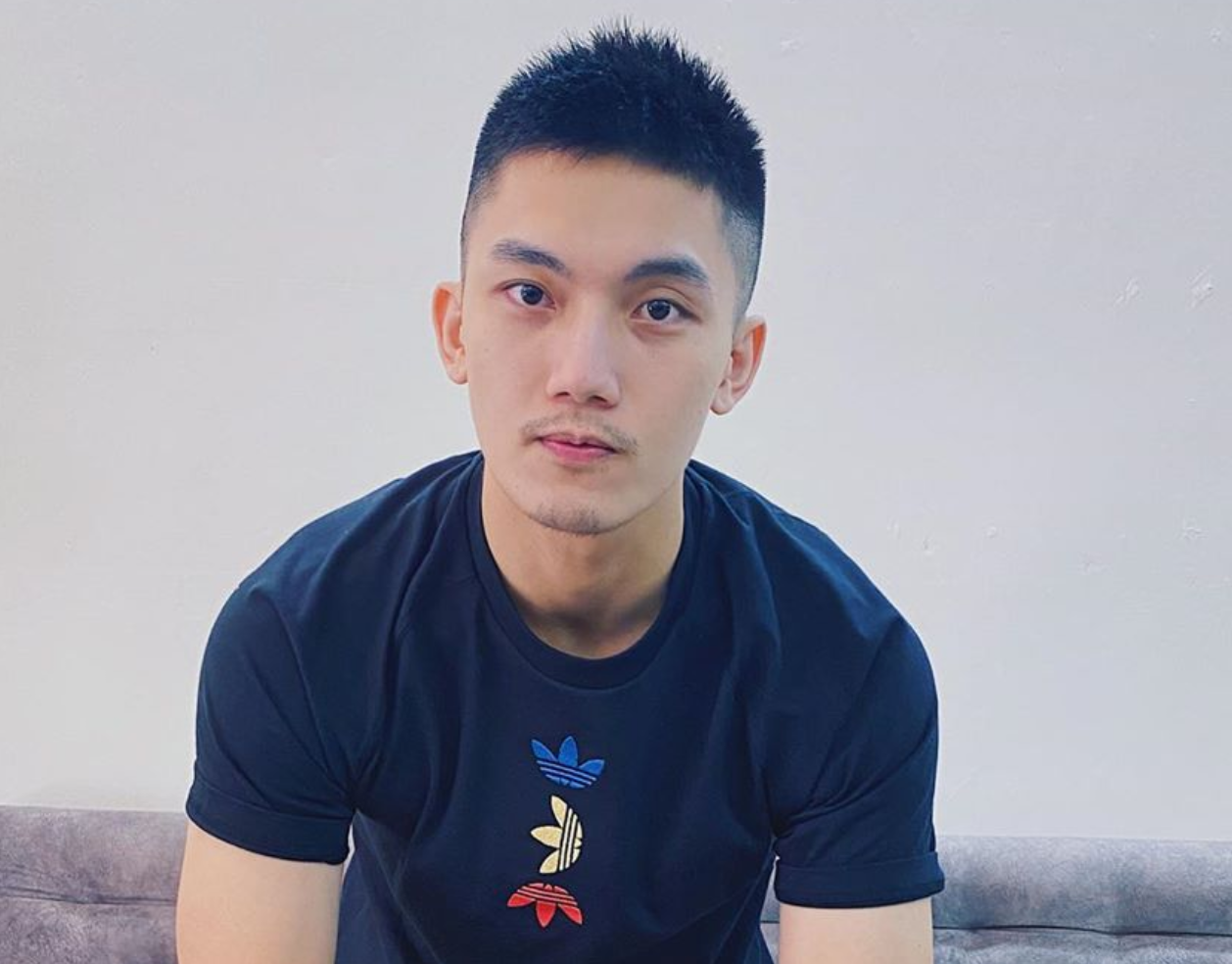 男生“两边剃短”发型干净利落,今秋4款潮流发型,帅气提升颜值