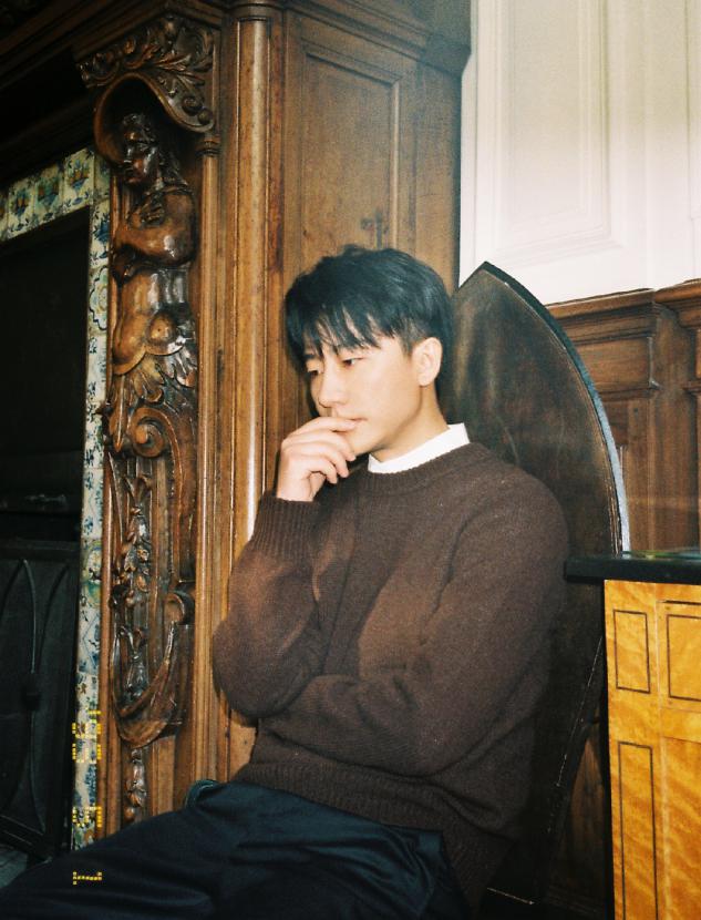 黄轩寸头造型演绎硬汉风,秋季大片来袭,时尚与复古并存