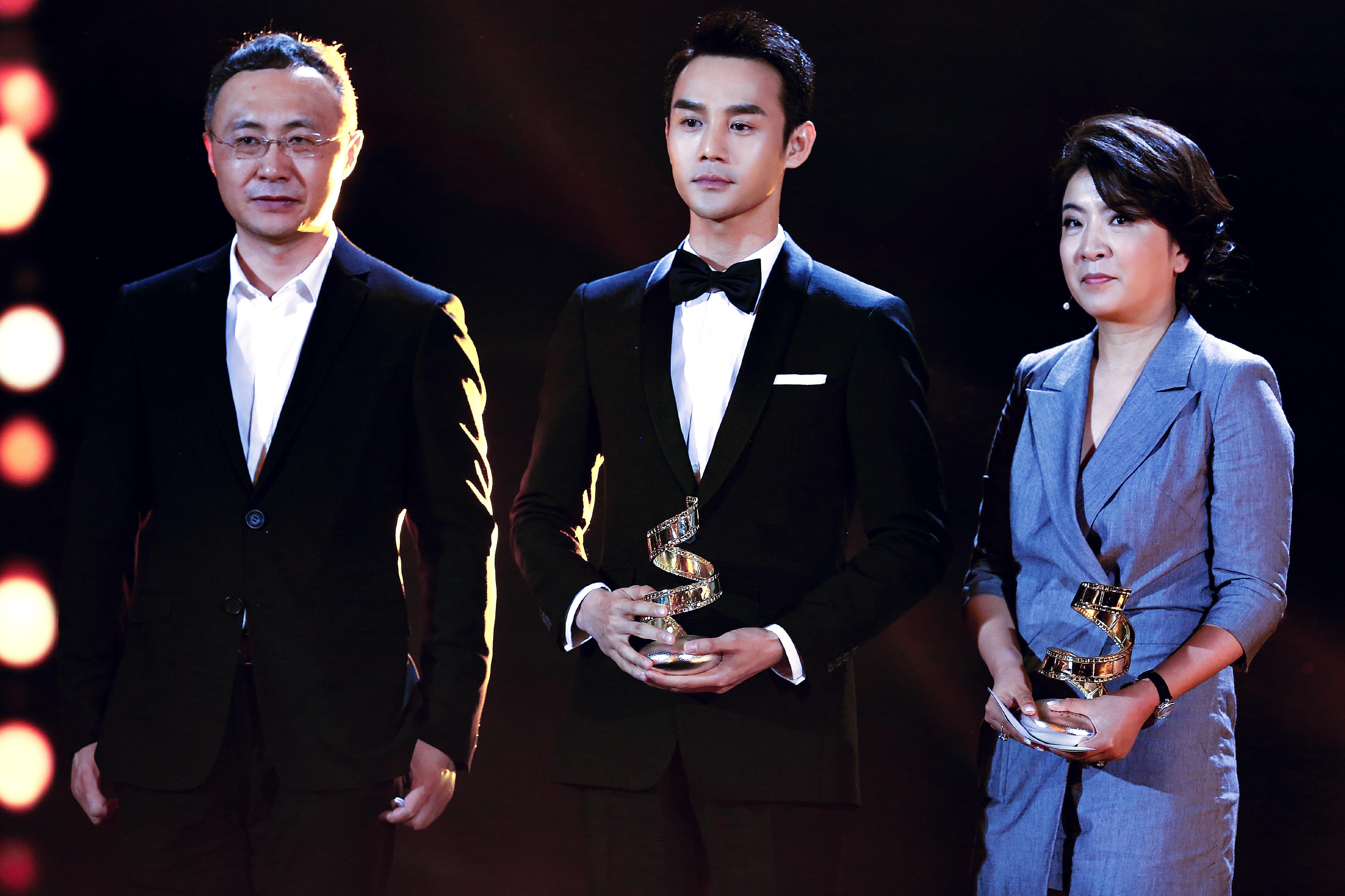 做成熟男人,就别只穿T恤了,学王凯这样穿,立马帅气又有型