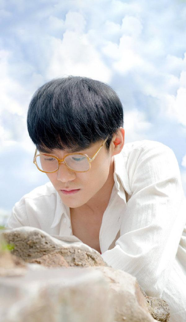 做成熟男人,就别只穿T恤了,学王凯这样穿,立马帅气又有型