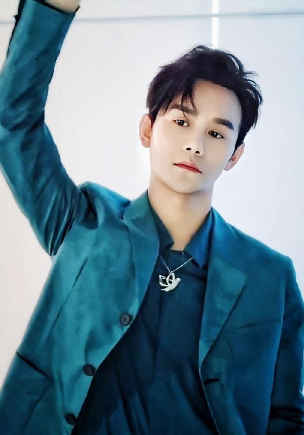 做成熟男人,就别只穿T恤了,学王凯这样穿,立马帅气又有型