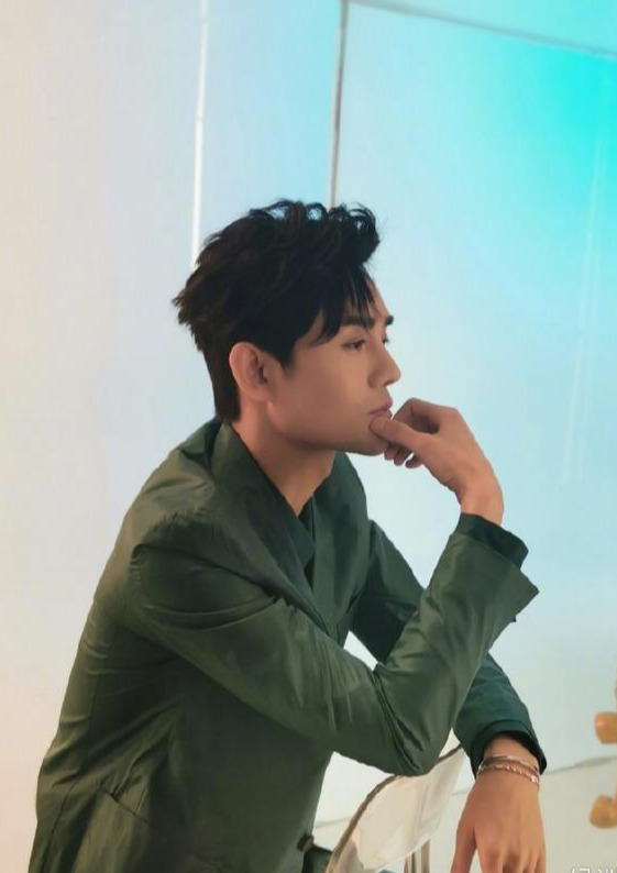 做成熟男人,就别只穿T恤了,学王凯这样穿,立马帅气又有型