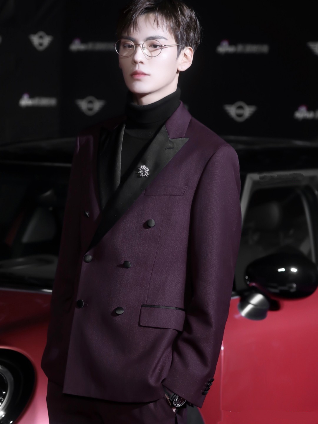 毕雯珺也是一枚充满忧郁气质男孩啊!满满的沉稳气质,尽显绅士