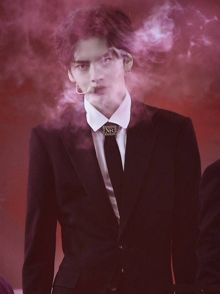 毕雯珺也是一枚充满忧郁气质男孩啊!满满的沉稳气质,尽显绅士