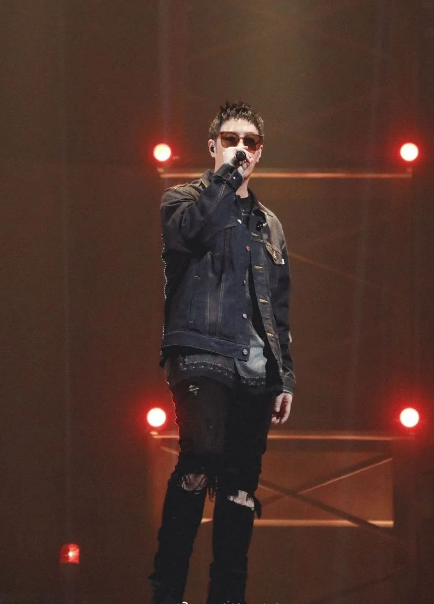 潘玮柏牛仔外套造型,嘻哈风十足,照着穿你也能变成潮流范