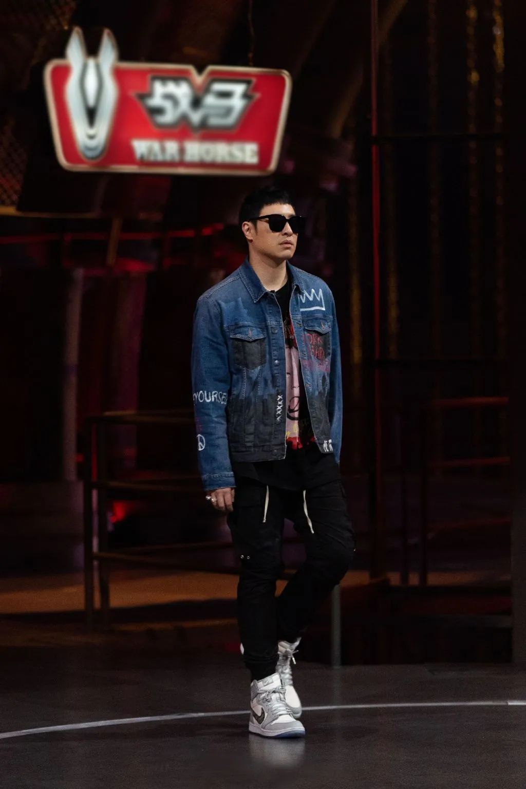 潘玮柏牛仔外套造型,嘻哈风十足,照着穿你也能变成潮流范