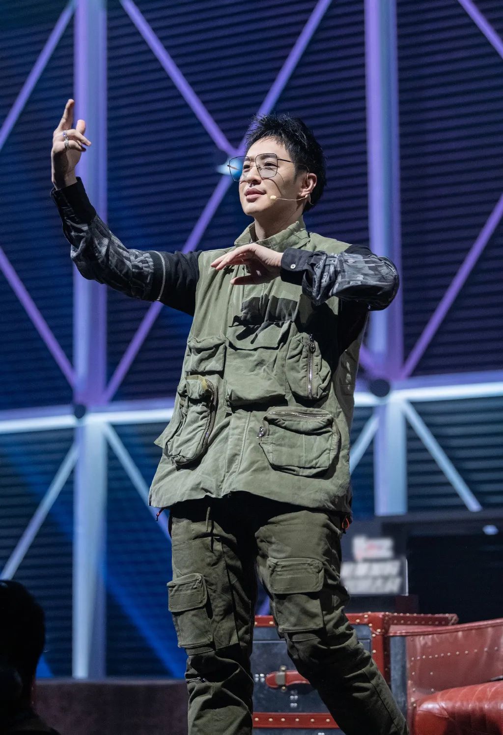 潘玮柏牛仔外套造型,嘻哈风十足,照着穿你也能变成潮流范