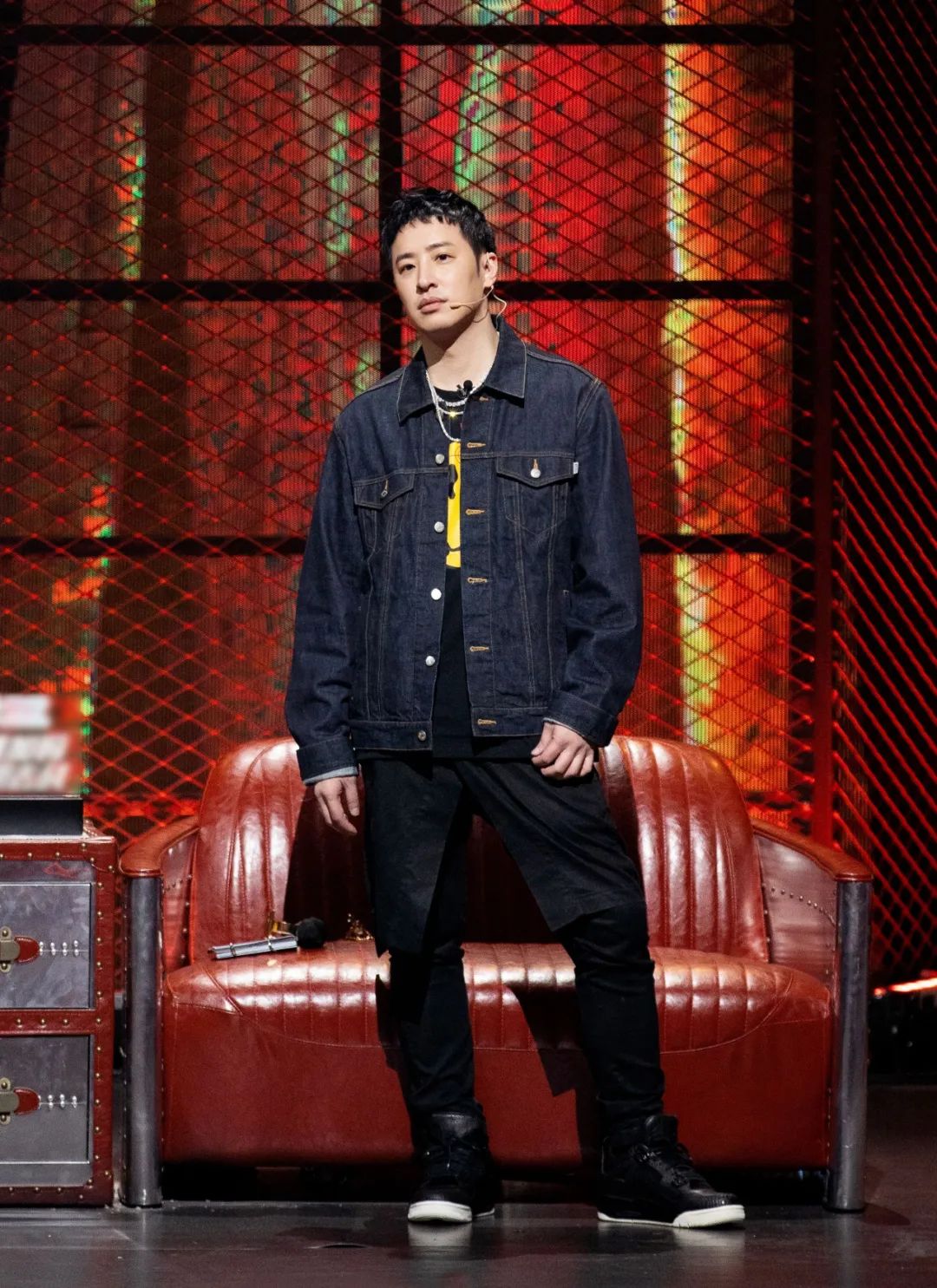 潘玮柏牛仔外套造型,嘻哈风十足,照着穿你也能变成潮流范