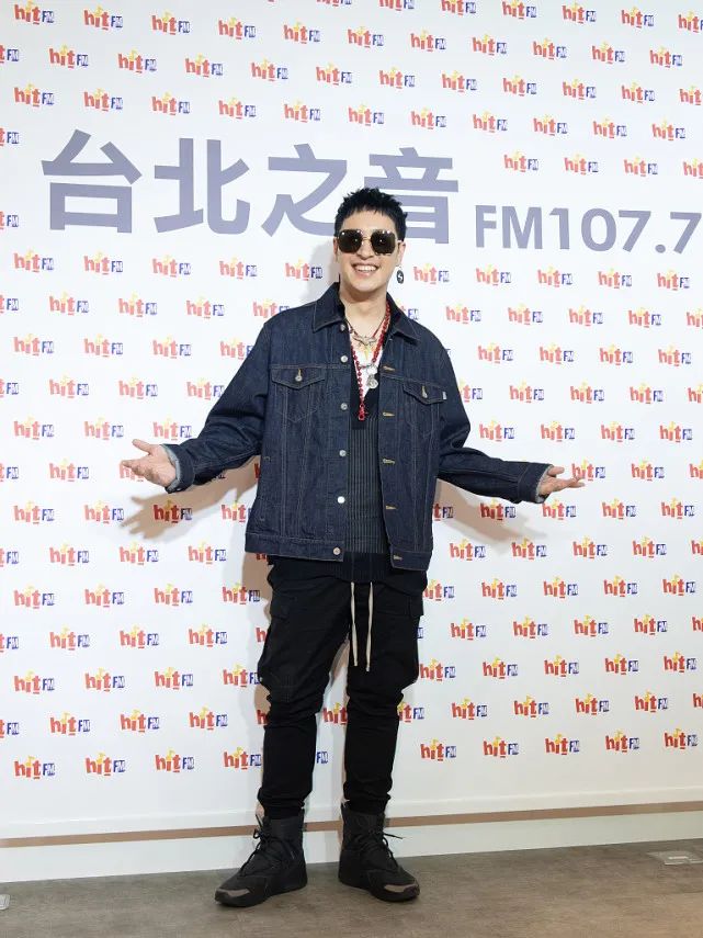 潘玮柏牛仔外套造型,嘻哈风十足,照着穿你也能变成潮流范