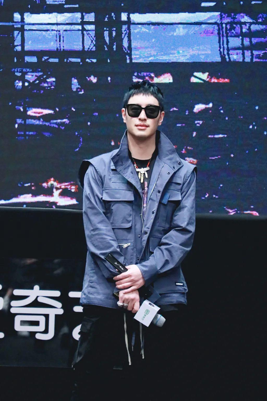 潘玮柏牛仔外套造型,嘻哈风十足,照着穿你也能变成潮流范