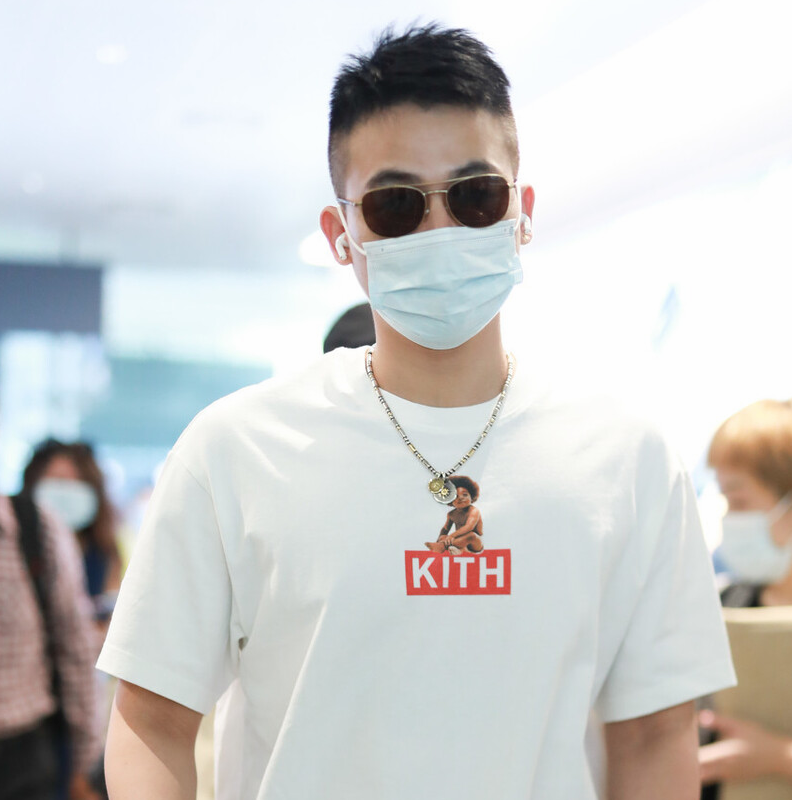 比欧豪的寸头发型更帅气!今秋男生流行“两边掏空”,潮流有个性