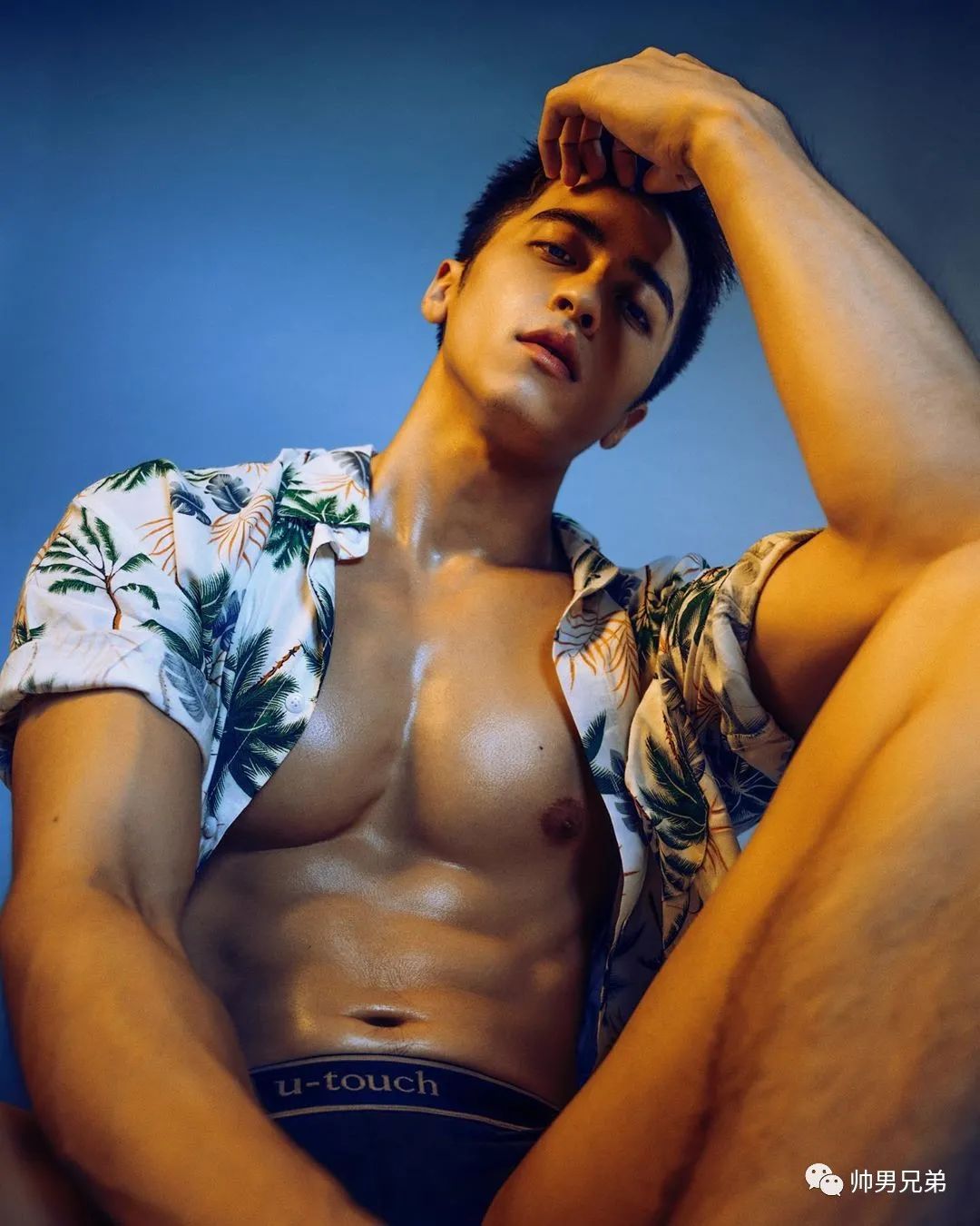 仲夏时分的阳光男孩,狼狗腹肌很有料