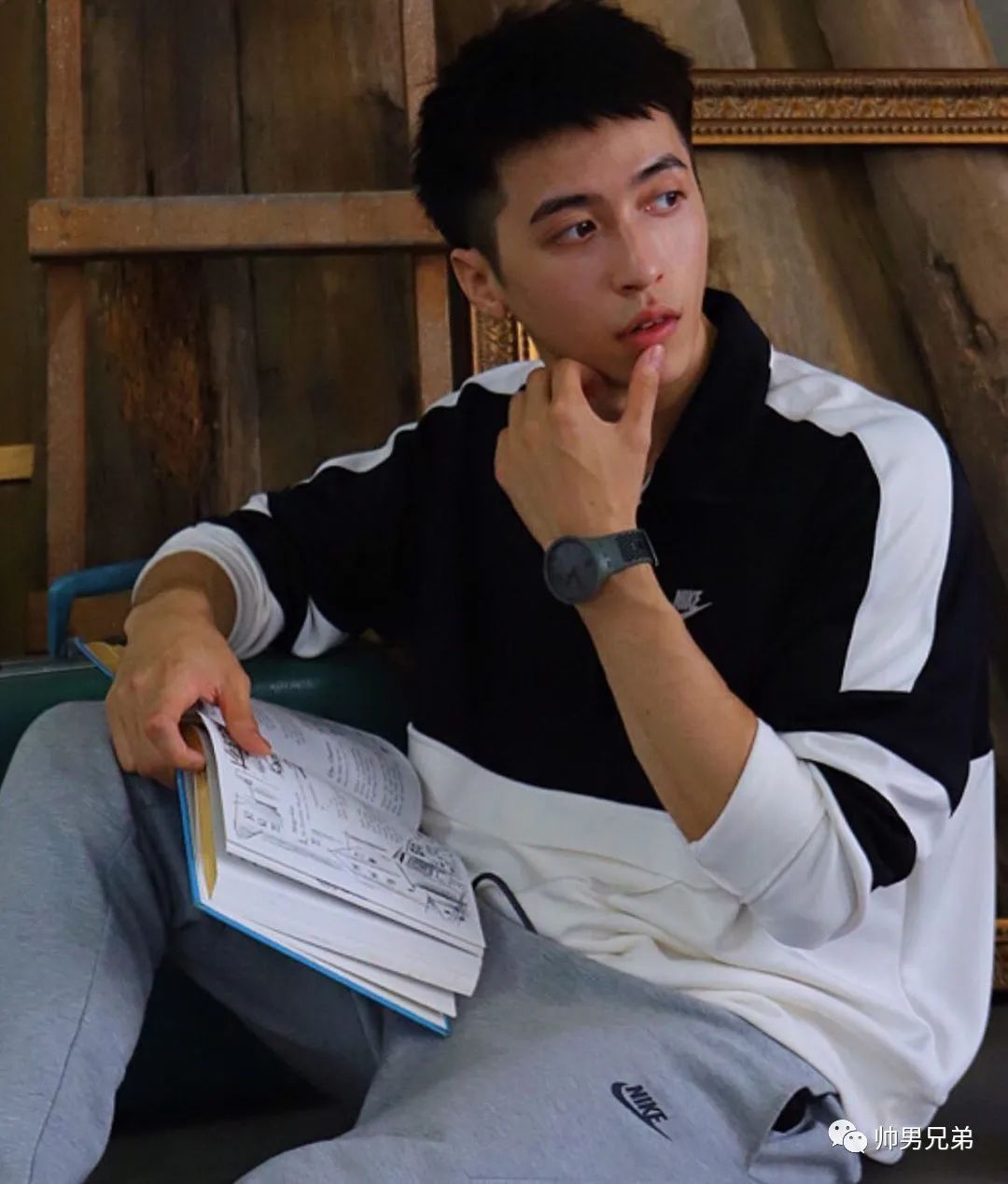 仲夏时分的阳光男孩,狼狗腹肌很有料