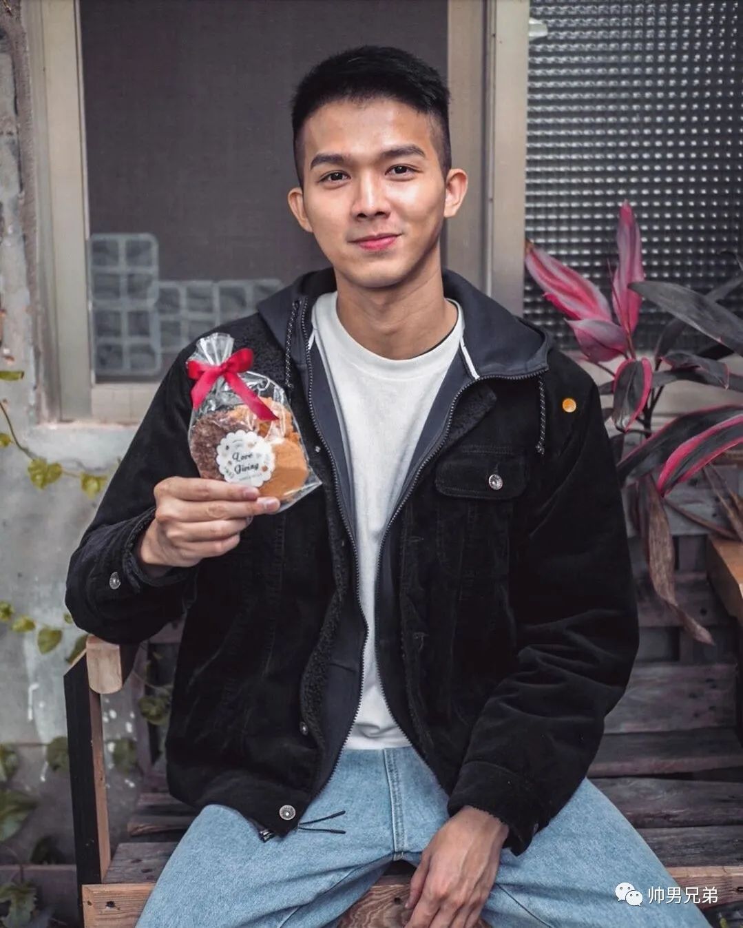 寸头俊朗帅小伙,萌帅型遛狗大男孩