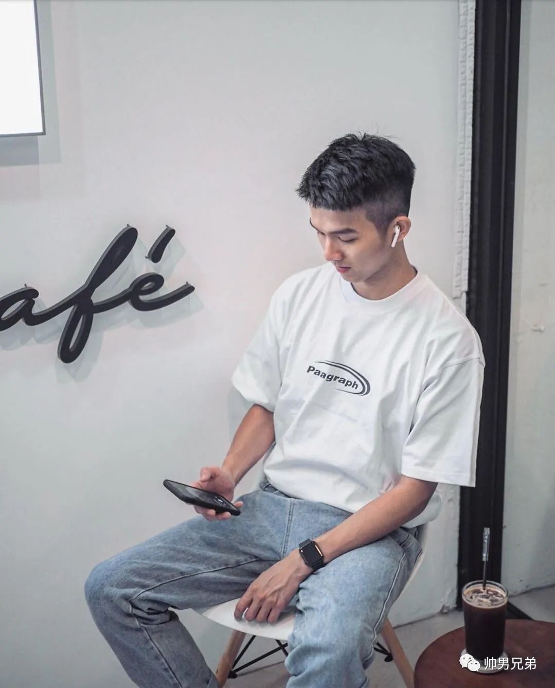 寸头俊朗帅小伙,萌帅型遛狗大男孩