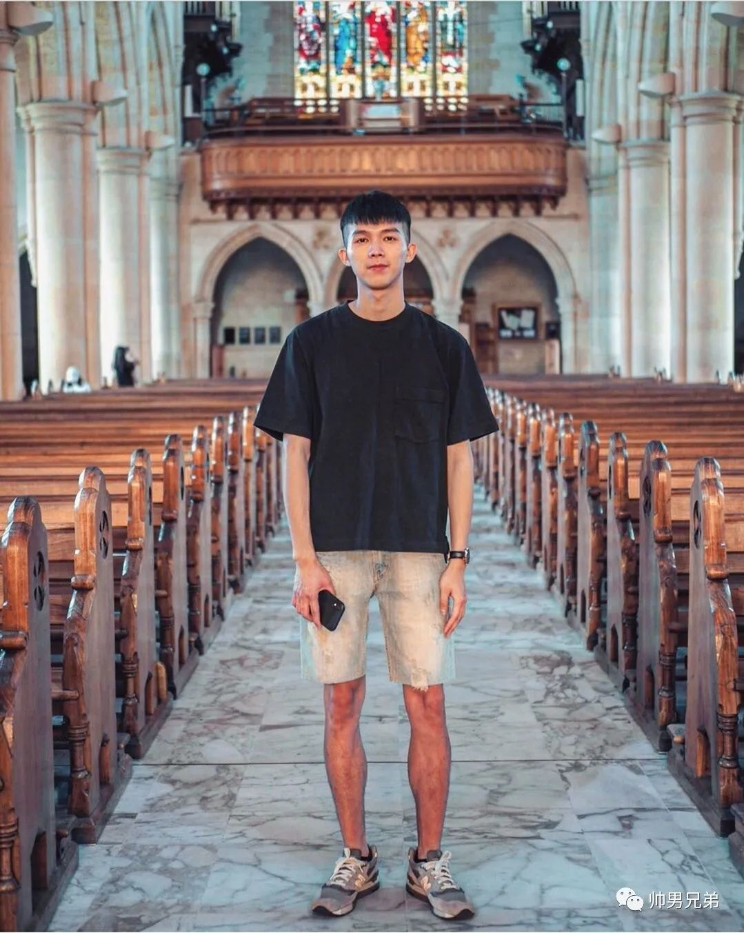 寸头俊朗帅小伙,萌帅型遛狗大男孩