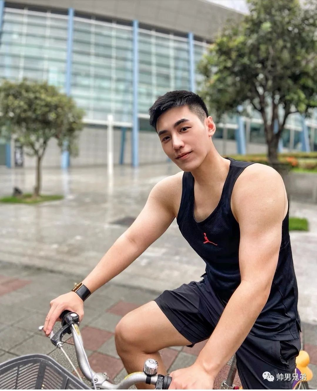 短裤白袜的帅气大狼狗,爱吃雪糕的暖男