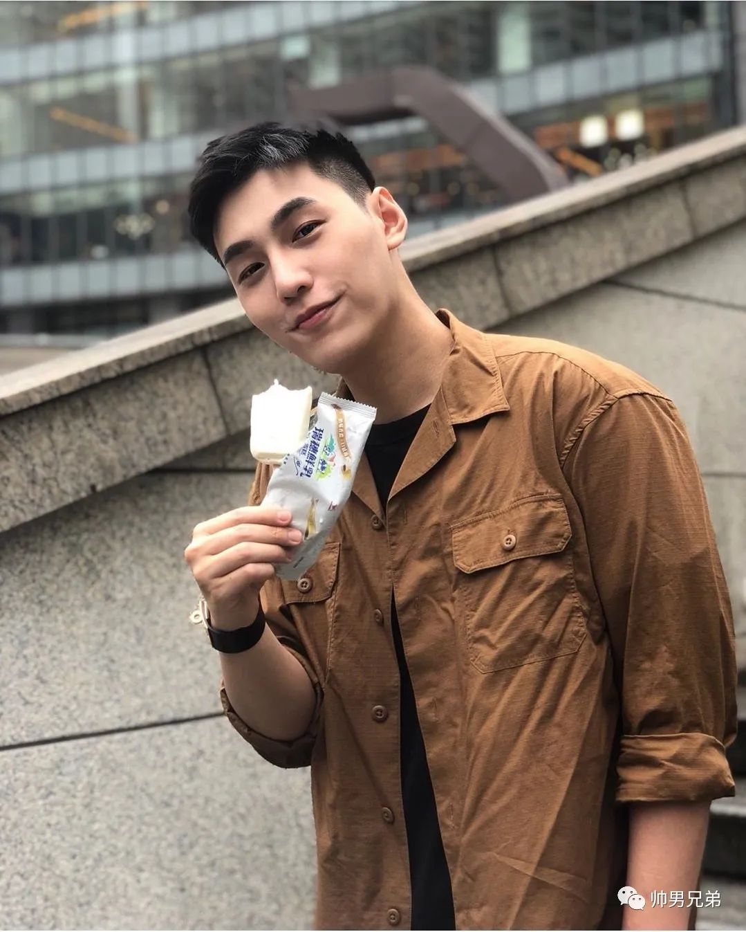 短裤白袜的帅气大狼狗,爱吃雪糕的暖男