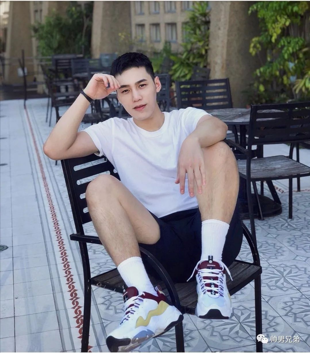 短裤白袜的帅气大狼狗,爱吃雪糕的暖男