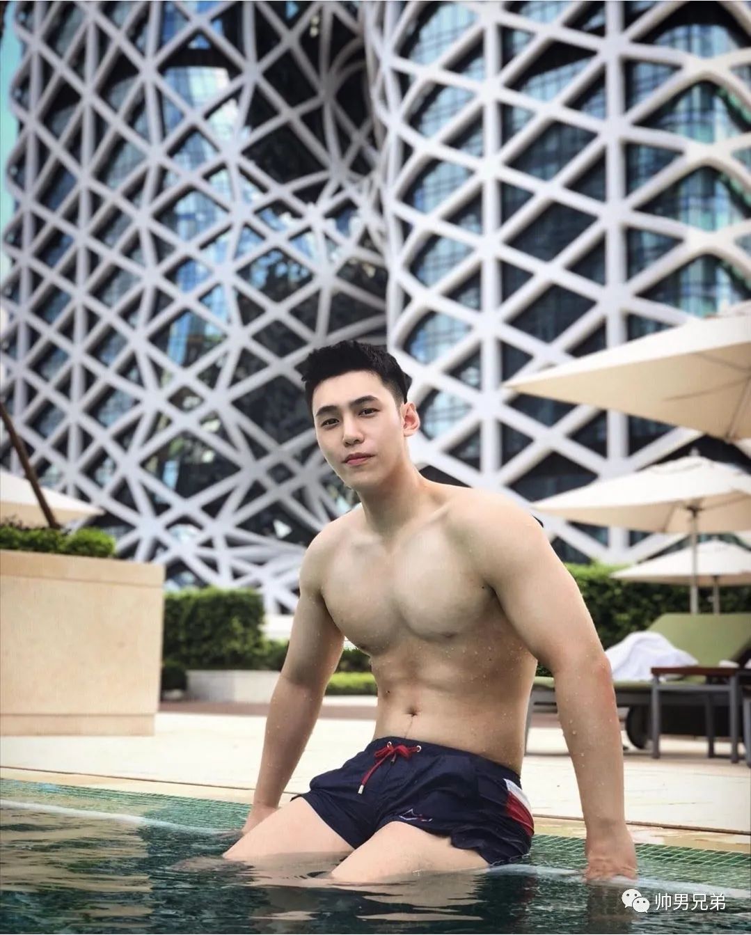 短裤白袜的帅气大狼狗,爱吃雪糕的暖男