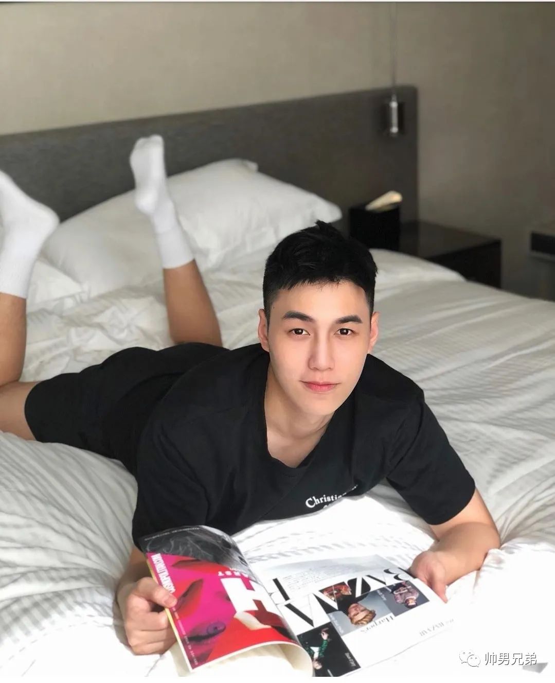 短裤白袜的帅气大狼狗,爱吃雪糕的暖男