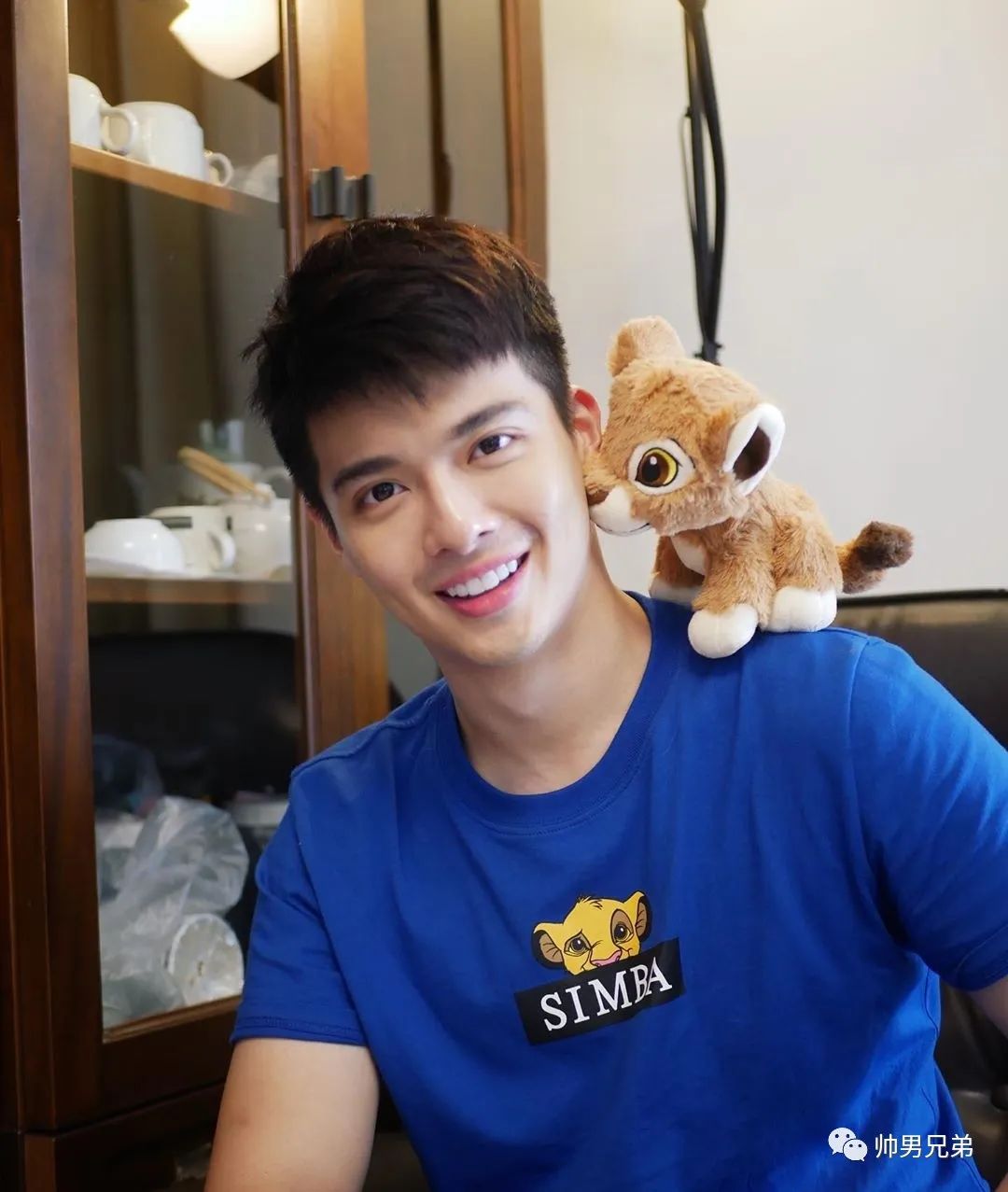 180cm浓眉阳光大帅哥,这笑容也太治愈啦