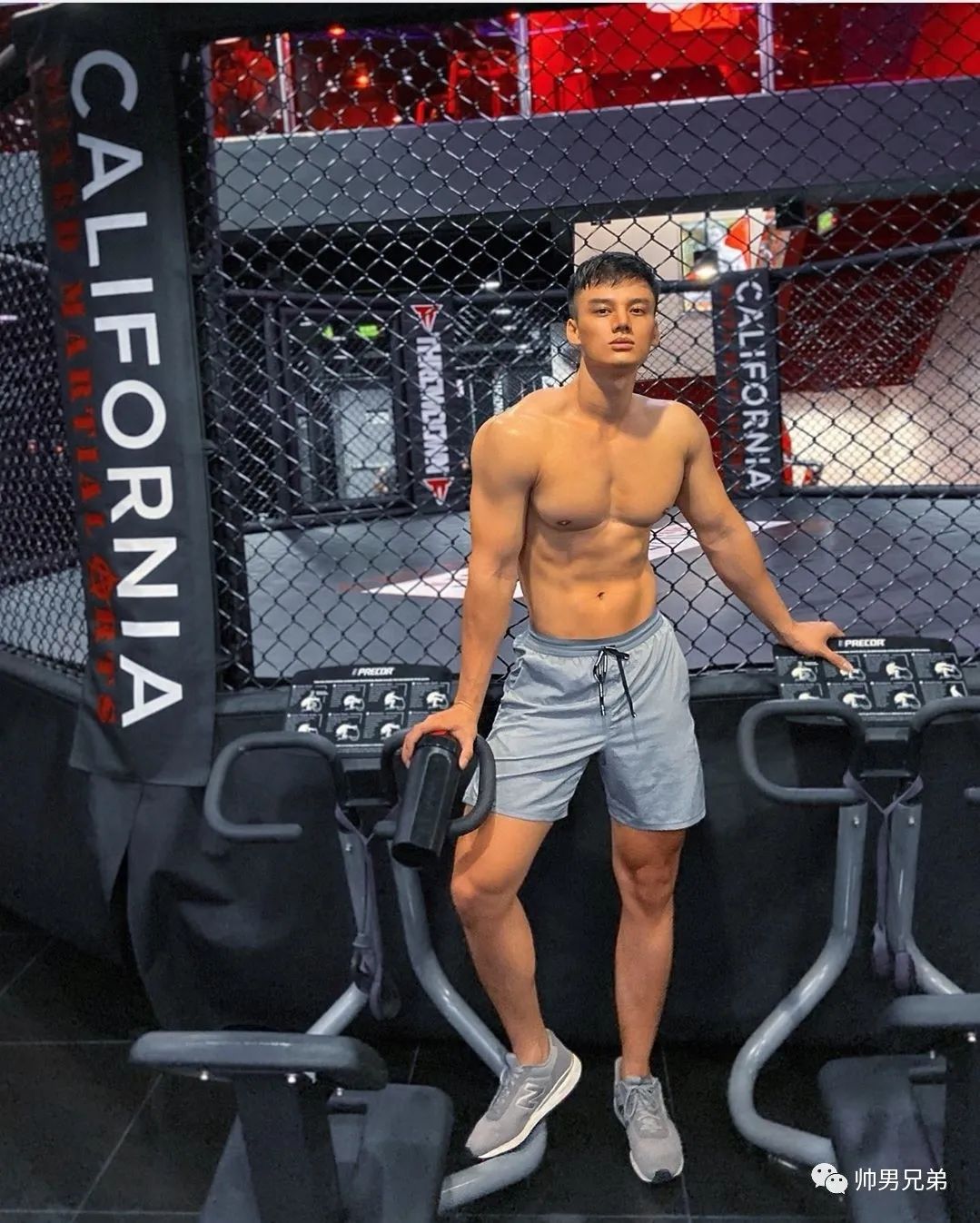 爱喝椰子的热带帅哥,阳光是他的肤色