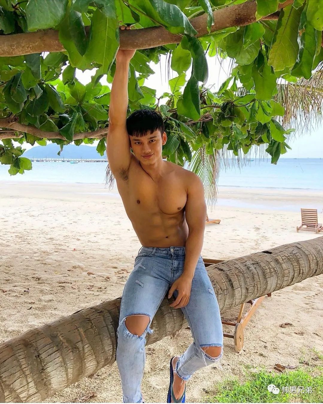 爱喝椰子的热带帅哥,阳光是他的肤色